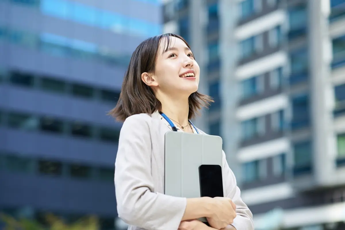 妻の手取りは18万円です。会社の派遣社員は「時給1300円」だそうですが、正社員でいるメリットはあるのでしょうか？