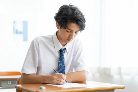 「2026年度から私立高校も実質無償化」と安心したのに…！ 支援金上限「45万7000円」だけでは足りない!? 入学後に必要な“授業料以外”の請求書の内容とは