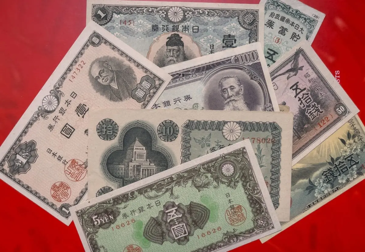 古いお札が出てきてワクワクしています。価値があるなら売りたいけど、銀行に持って行くのが正解？