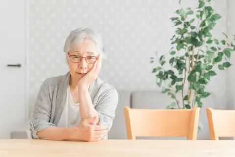 64歳、「月13万円」の生活保護を受けています。来年から年金を「月10万円」受け取る予定ですが、生活保護の額は下がるのでしょうか？