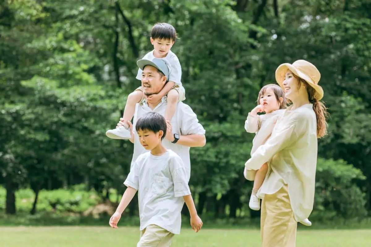 子どもが3人いるママ友の家は「世帯年収1000万円」なのに毎月カツカツだそうです。「世帯年収400万円」のわが家からすればかなり余裕があるように思えるのですが…
