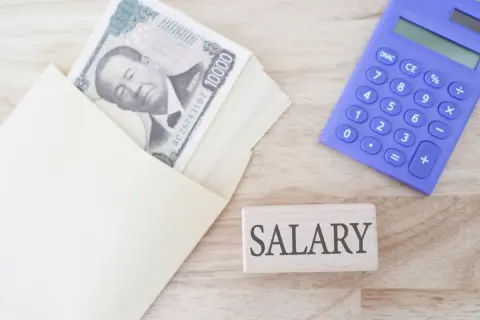 【平均年収】最新は「478万円」だけど、2000年から「17万円」しか上がってない!? 物価も踏まえると“家計はキツイ”ですよね？ 平均年収・物価を確認