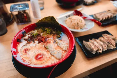 昼休みに「一風堂のラーメン」を株主優待券で食べる同僚。半年に“4杯分も無料”になるそうですが、株主になるためにはいくら必要ですか？ 合計利回りは驚異の「約6.3％」！