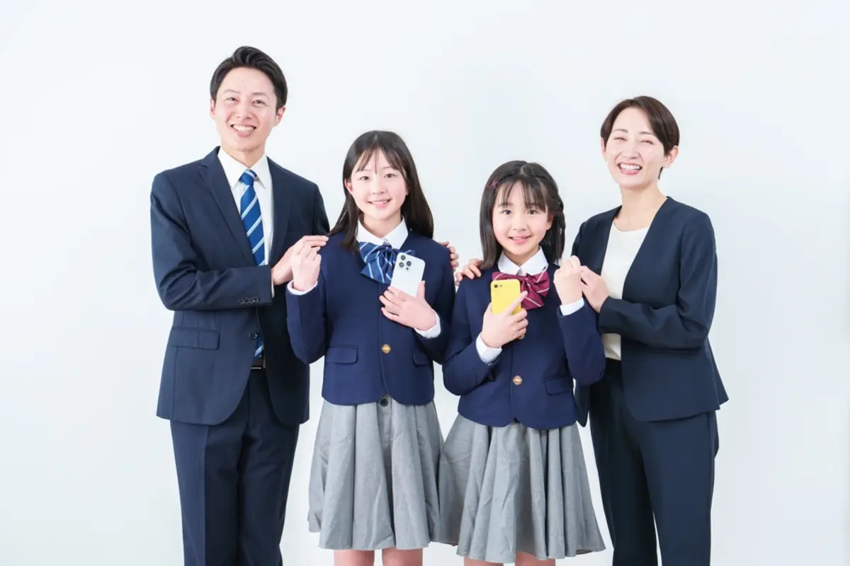 高校生の子どもにキャッシュレスでお小遣い「月4000円」渡していますが少ないのでしょうか？ いつも足りなくなっているようで追加で催促されます。