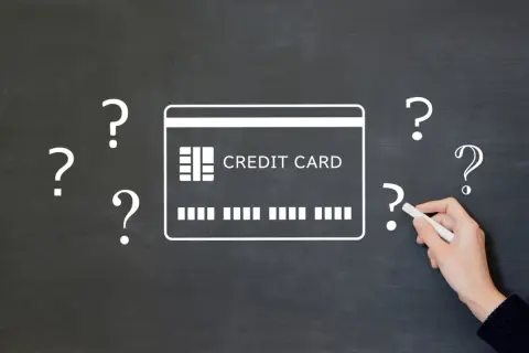 「年会費1万円」のクレジットカードを使用している友人。自分は年会費無料のものを使用しているのですが、特典はそんなに変わるのでしょうか？