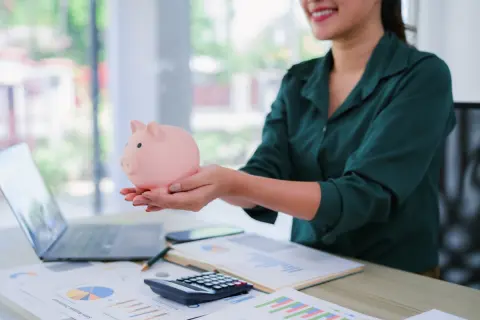 私は40代独身で「年収800万円」、友人夫婦は共働きで「世帯年収800万円」です。友人夫婦の手取りは私より「約40万円」高いと聞いたのですが、なぜですか？