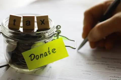 夫の遺産800万円を妻の私がすべて相続しました。80歳を超え、さすがに使いきれず、子ども2人に「生前贈与」したいです。贈与税は私が負担しても問題ないでしょうか？