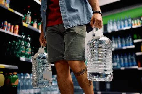 近所のスーパーに「無料の水」が！ 夫が「週末にまとめて汲めば節約できる」と言いますが、本当に安全なのでしょうか？ 利用時の注意点とは