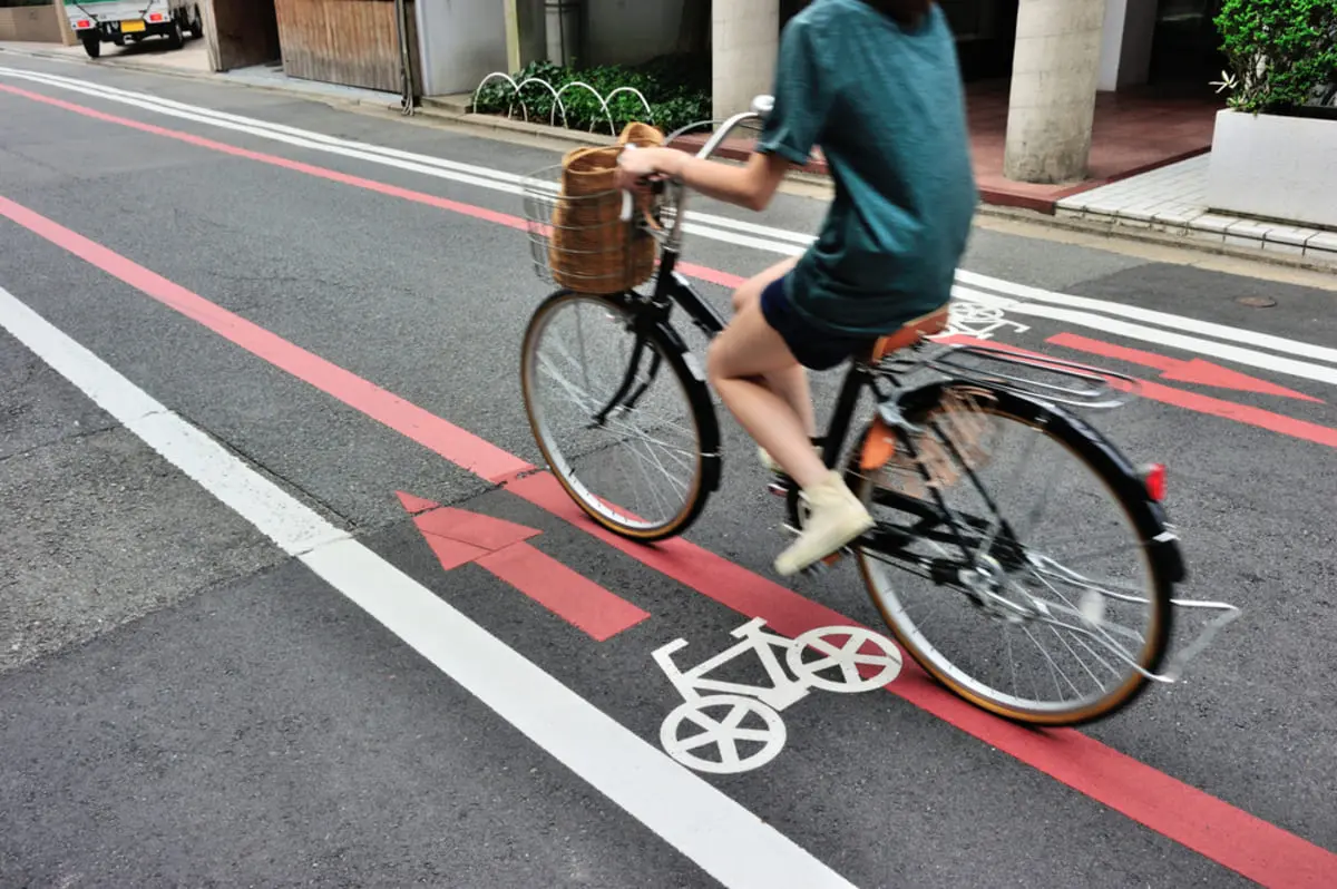 子どもに「車道は危ないから」と、自転車でも“歩道”を走らせています。来年4月から「罰金6000円」と聞いたのですが、速度を出さなければ大丈夫ですか？「歩道通行」可能なケースとは