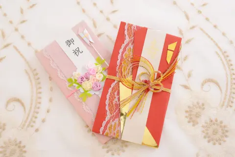 弟の海外挙式、招待されたけど全額自腹…。受験を控えた娘がいて経済的に厳しい時期です。お祝い10万円だけ渡して欠席は親族として間違ってるでしょうか？