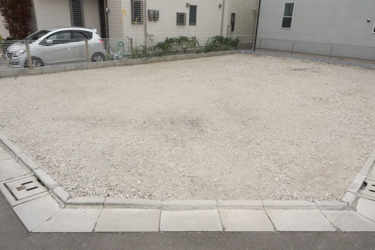 両親の土地を「そのまま放置」して10年…固定資産税だけで“100万円”近く支払っています。いま売るのと貸すの、どちらが得？