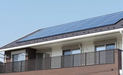 太陽光発電を導入したいけど、屋根が小さく「2.8キロワット分」のパネルしか積めません。業者の人に「3キロワット未満は元が取れない」と言われたのですが、実際はどうなのでしょうか？