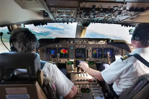 【最新版】年収が高い職業No.1は「航空機操縦士」！ 就業するまでの流れやかかる費用を解説！