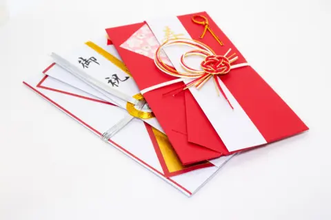 子ども2人＋夫婦で友人の結婚式に参列予定です。子どももまだ小さいので、夫婦分で「5万円」ご祝儀を包めば問題ないでしょうか？