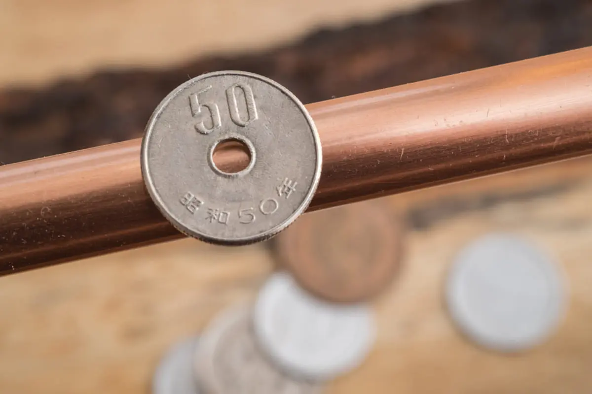 おつりでもらった「50円玉」が“穴なし”だった！友人は「売れば50万は超えるよ」と言ってますが、本当でしょうか？