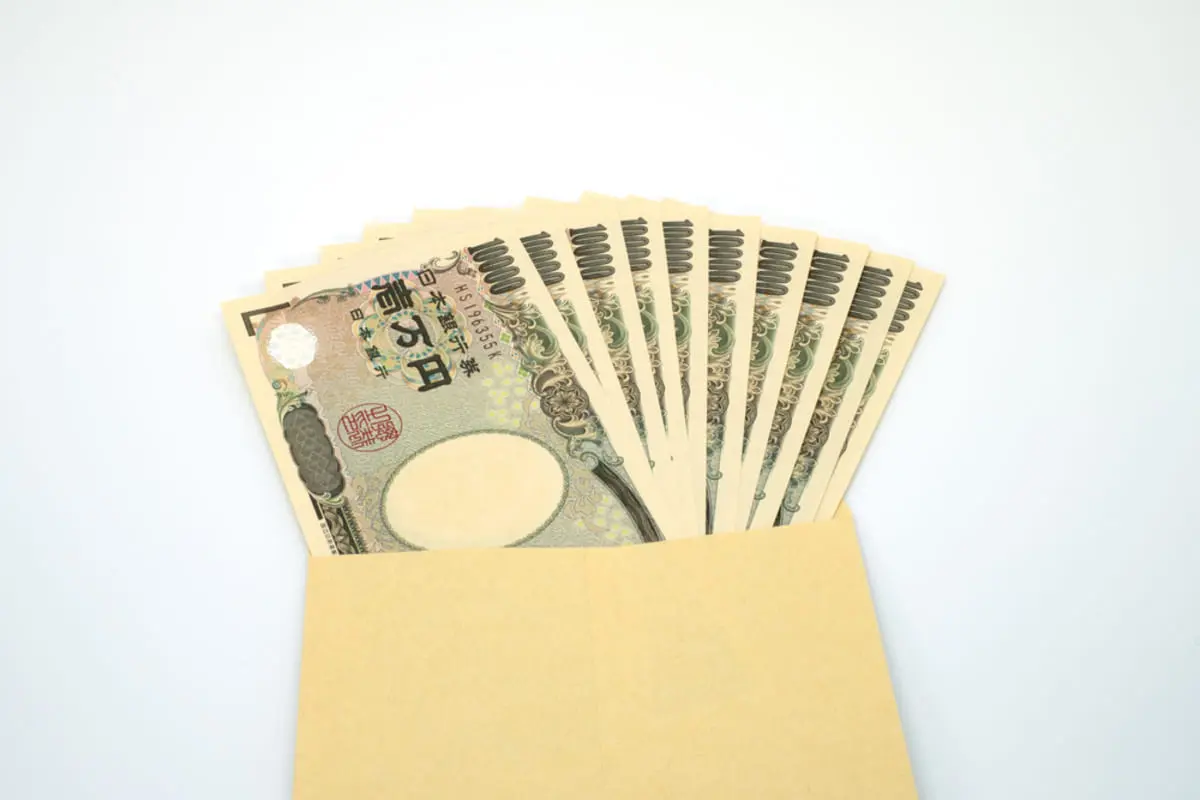 単身赴任中の夫から毎月「10万円」の生活費が私名義の口座に振り込まれます。友人に贈与税について心配されたのですが、申告が必要なんでしょうか？