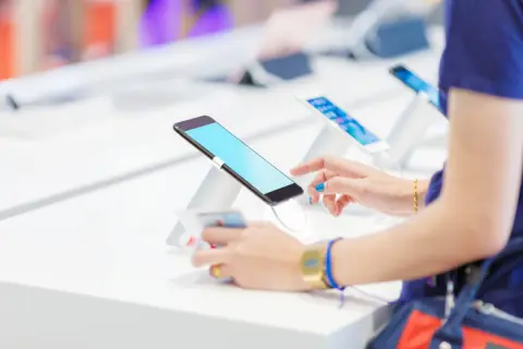 ショッピングモールなどでよく「月1円のiPhone」が売られているのを見かけます。安くても10万円くらいはするはずなのに、どういうカラクリなんでしょうか？