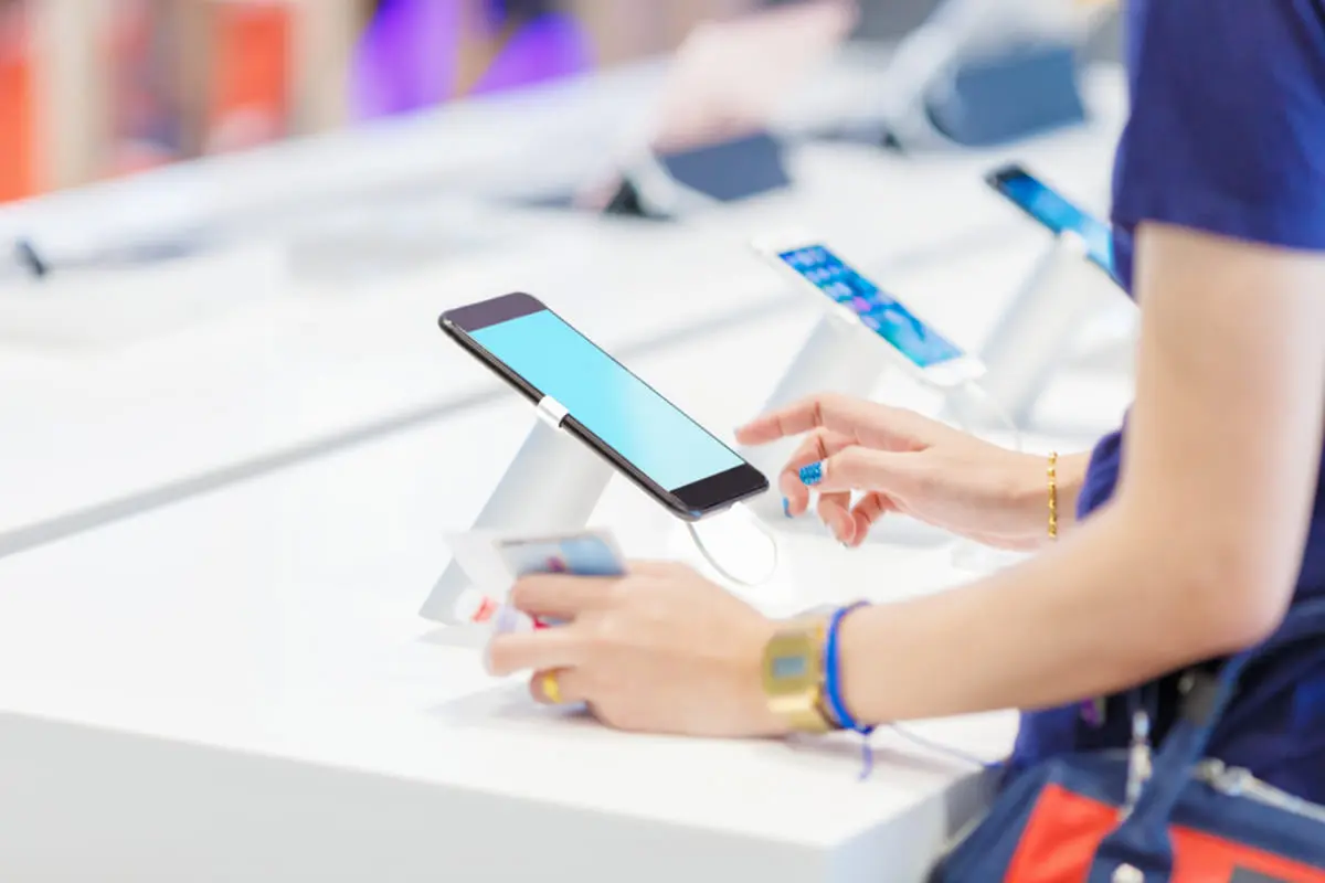 ショッピングモールなどでよく「月1円のiPhone」が売られているのを見かけます。安くても10万円くらいはするはずなのに、どういうカラクリなんでしょうか？