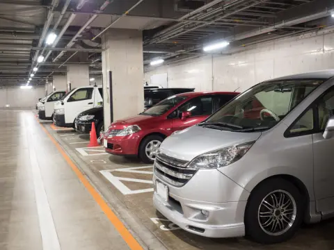 駐車場に「見知らぬ車」が！ 警察には“無断駐車された”より「盗難車があると通報すべき」と言われてるけど、本当ですか？ 元警察官の筆者が解説