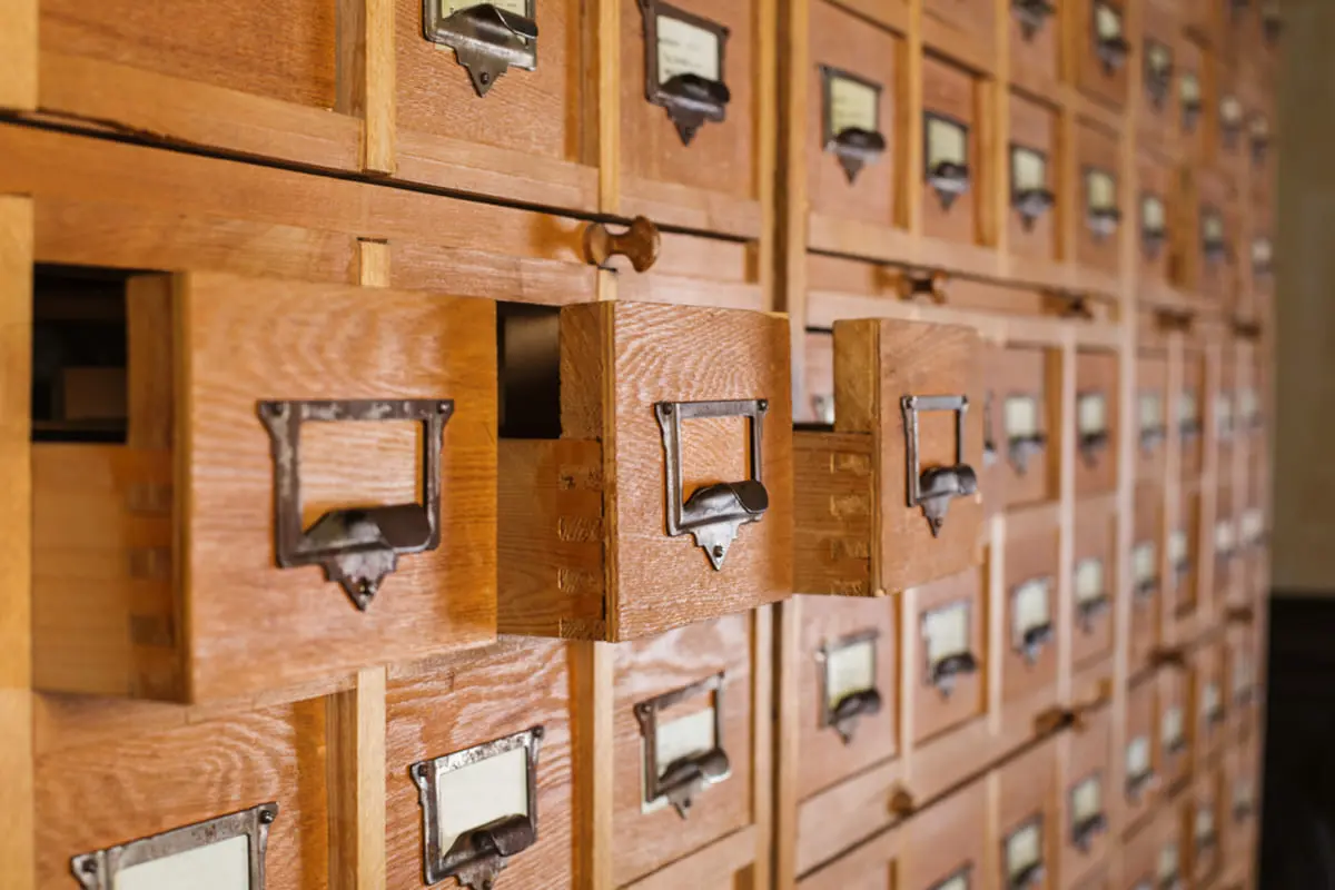 亡くなった父の遺品整理後、実家から「タンス株」が見つかった…！ これも相続税の対象になるのでしょうか？