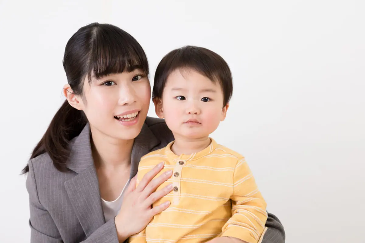 ひとり親家庭に支給される「児童扶養手当」はいくらもらえる？ 支給額の目安と所得制限を解説