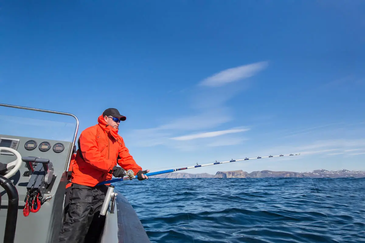 同僚に、定年後は節約にもなると「釣り」に誘われています。ハマると“ギアや交通費”など出費が増えそうですが「月1万円」程度でも楽しめるでしょうか？