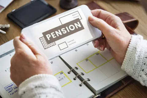 退職して収入が減り「国民年金の全額免除」を受けました。この場合、将来の年金額は“どのくらい減る”のでしょうか？