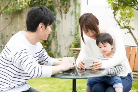 子どもと行ったカフェで「おひとり様ワンオーダーです」と言われた！ まだ小さいので「紙パックジュース」を持参したのですが、本当に注文は必要でしょうか？ 店側が“ワンオーダー制”を導入する理由とは