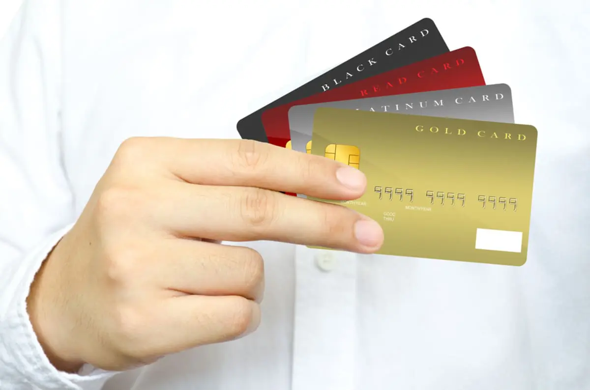 年収450万円、「ゴールドカード」を使い始めて3年です。そろそろ「プラチナカード」を持ちたいと考えていますが、収入の基準はどれくらい違うのでしょうか？