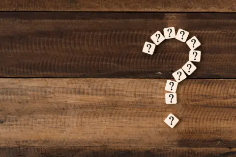 一人暮らしの弟が急死し、賃貸オーナーから「補修費用15万円」を請求されました。契約書の提示が拒否され、敷金の有無が分かりません。全額支払うべきなのでしょうか。