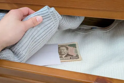 “3500万円の相続”が終わり残された遺品を整理していたところ、“500万円”の「タンス預金」を発見！ 黙っていれば税務署にバレないですよね？