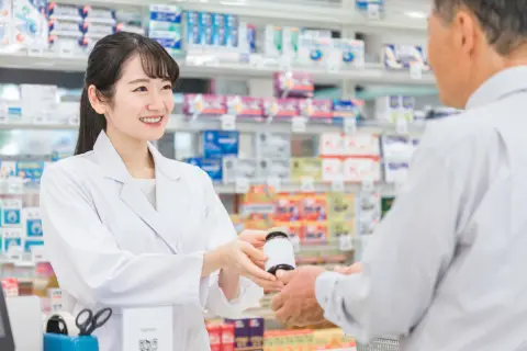 街中でよく見かける「ドラッグストア」や「調剤薬局」。「雇われ薬剤師」と「開業薬剤師」だと年収が“300万円以上”も違う!?