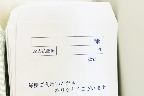 物議を醸した「銀行ATMの封筒」の転売。“300円以上”で取引成立した事例もあるようですが、「窃盗罪」に問われる可能性も!?