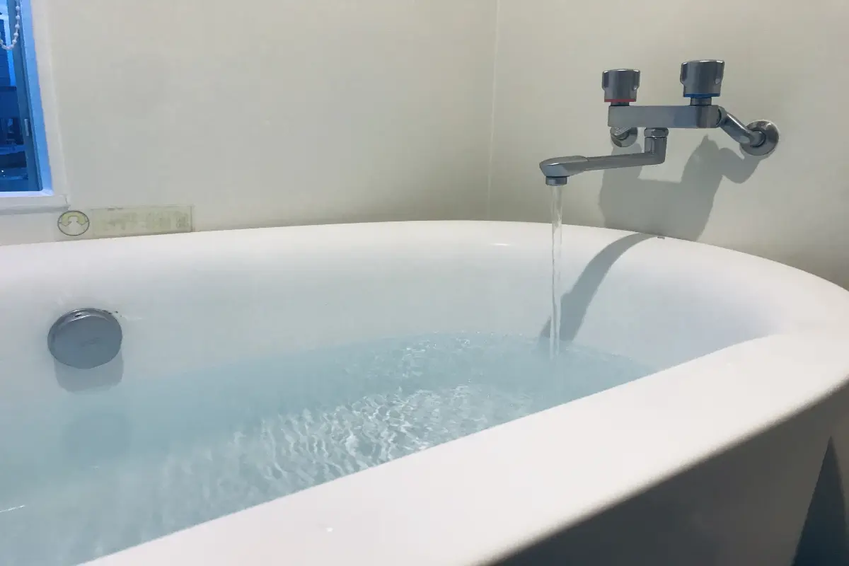 9月使用分で国の「電気・ガス料金支援」も終わり、少しでも節約したい「水道光熱費」！ 寒い冬は湯船に浸かりたいところですが、「入れ替え」より「追い炊き」の方が“年間7000円以上”お得って本当？