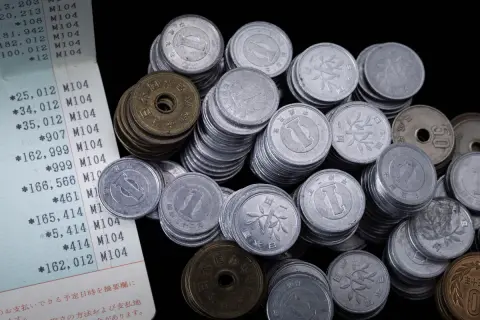 先日ATMで“銀行振込”をしたら“500円以上”も手数料を取られてびっくり！ 以前は“200円程度”だったと思うのですが…。「銀行の手数料」をなるべく節約する方法はありませんか？