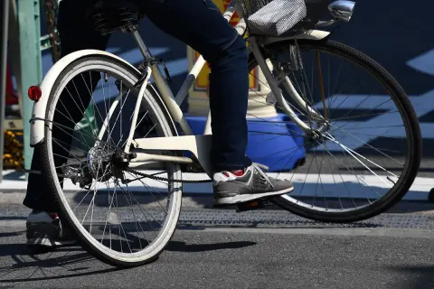 自転車で歩道を走ると“6000円”の「反則金」を取られる可能性も？ スマホの「ながら運転」だと“1万2000円”も取られるって本当!?