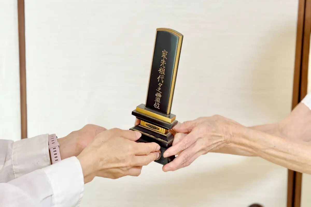 90代父に「戒名は一等豪華にしてくれ」と頼まれ調べてみると、お布施金額「100万円以上」の例もあり仰天！ 気の早い話ですが、葬儀費用として遺産から払えないでしょうか？