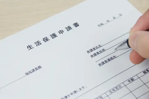 独身の叔父が病気で働けなくなり、「生活保護」を申請することに。姪である私の元にも「扶養照会」の電話がきたのですが、“年収400万円以下”でも援助しなければなりませんか…？