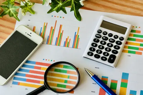 友人が「iPhoneを1円で買えた！」と喜んでいました。代わりに「料金プランが高額」と聞いたのですが、長期的には損なのでしょうか？“1円スマホの注意点”とは