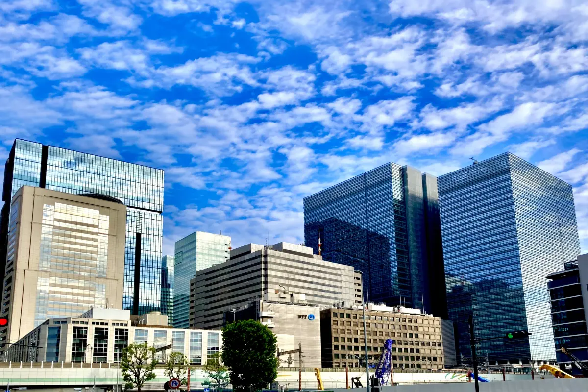 「証券マン」vs「商社マン」“年収1000万円プレイヤー”を目指しやすいのはどっち？ それぞれの「平均年収」を比較！