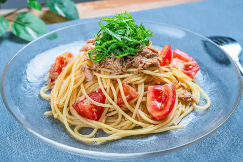 仕事の日は毎日「ランチ代」に“1000円以上”使う私。同僚は「吉野家の牛丼」で“500円以下”だそう。私が使いすぎ？ 年間だと“12万円以上”も差がつくって本当！？