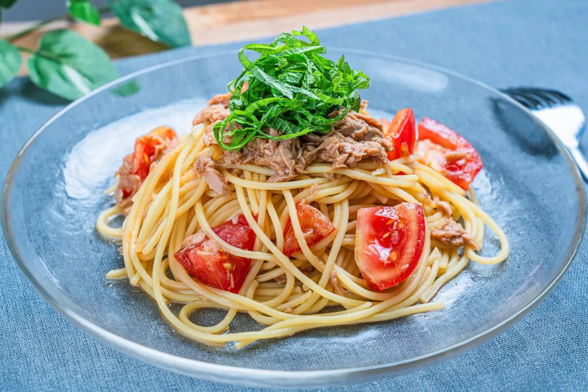 仕事の日は毎日「ランチ代」に“1000円以上”使う私。同僚は「吉野家の牛丼」で“500円以下”だそう。私が使いすぎ？ 年間だと“12万円以上”も差がつくって本当！？