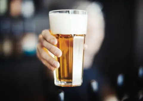 晩酌で「350mlの缶ビール」を2本飲んでいます。妻から「血圧も高いし健康が心配」と“ノンアルビール”をすすめられています。家計的にも安くなるなら、切り替えるべきでしょうか？