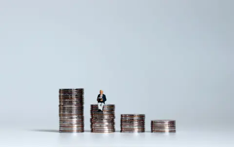 65歳で「貯蓄2000万円」は少ないですか？ 65歳以上“夫婦・単身”世帯の収支を賄えるでしょうか？「老後生活の費用」を確認