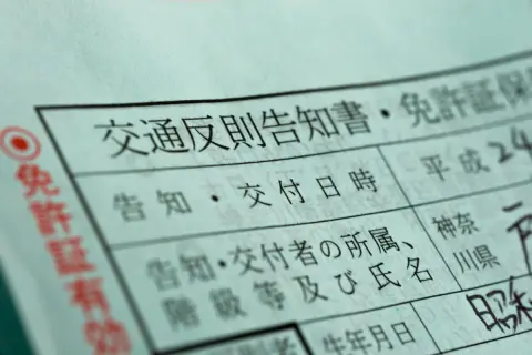 広い“一方通行道路”で、なぜか「自分だけ駐禁」に！ 離れたのは“たった5分”で、他の車は無事だったのに…自分だけ反則金「1万5000円」払う必要はあるのでしょうか？ 理由を解説