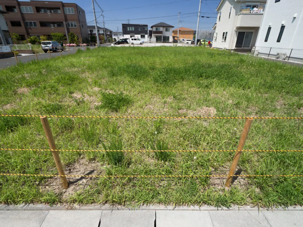 祖父母の土地、固定資産税だけで「年12万円」に…！「草むしりだけで夏が終わる」放置地獄のリアルとは