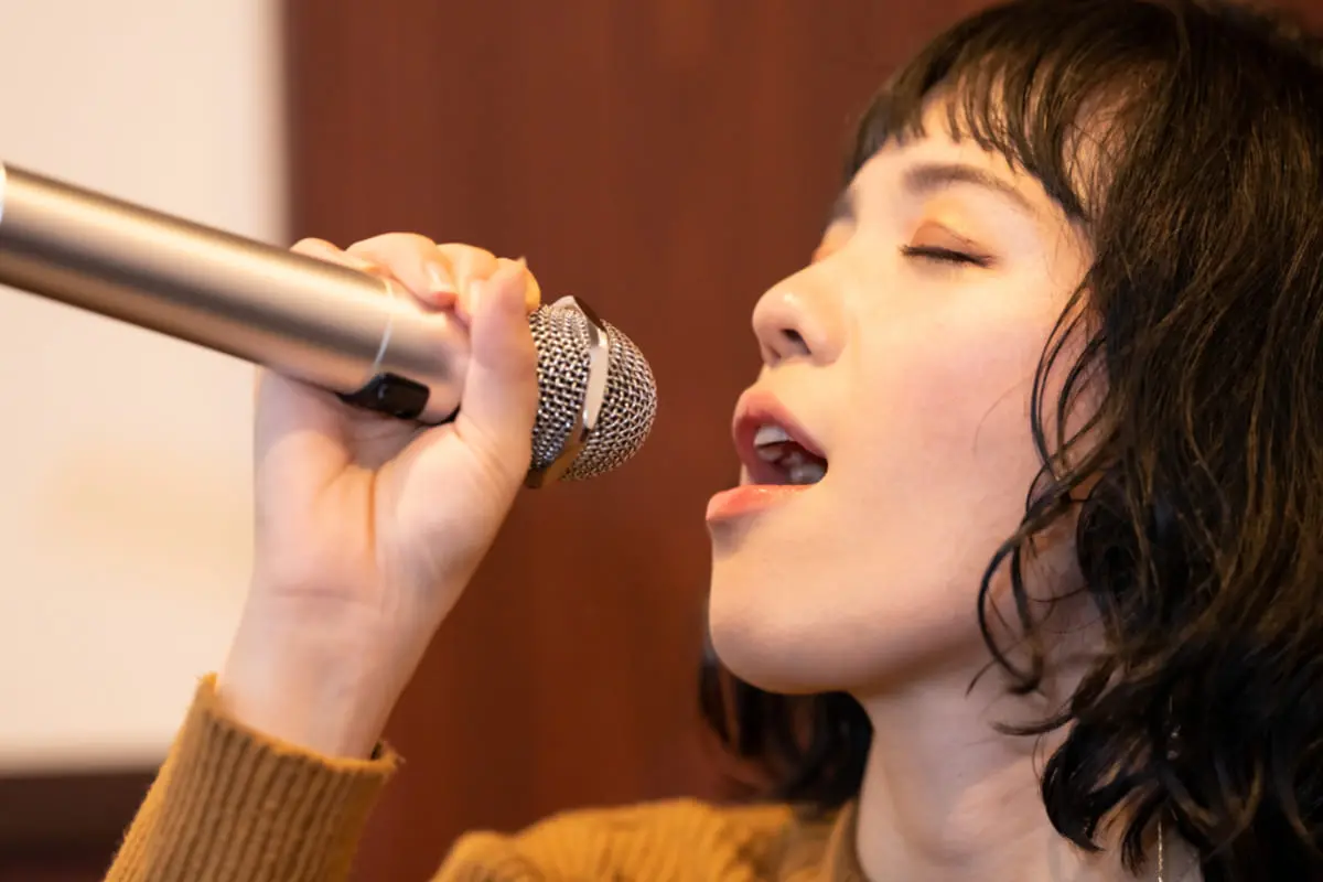 近所のカラオケが「フリータイム1400円」で驚き！ 昔は「1曲100円」でしたよね？ かなり安いですが“1曲のコスパ”はどれだけ下がったでしょうか？