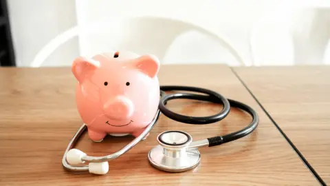 今後「70歳以上」でも“医療費負担が3割”になるって本当ですか？ 母は年金を「年180万円」受け取っていますが、1割負担から増えるでしょうか？ 基準見直しで“3割負担”になる人とは