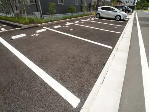 アパートの「月極駐車場」に“代車”を停めたら、警告の張り紙が！「罰金5万円」とのことですが“契約ナンバー”以外は駐車したらダメなんですか？ 契約違反になる理由とは