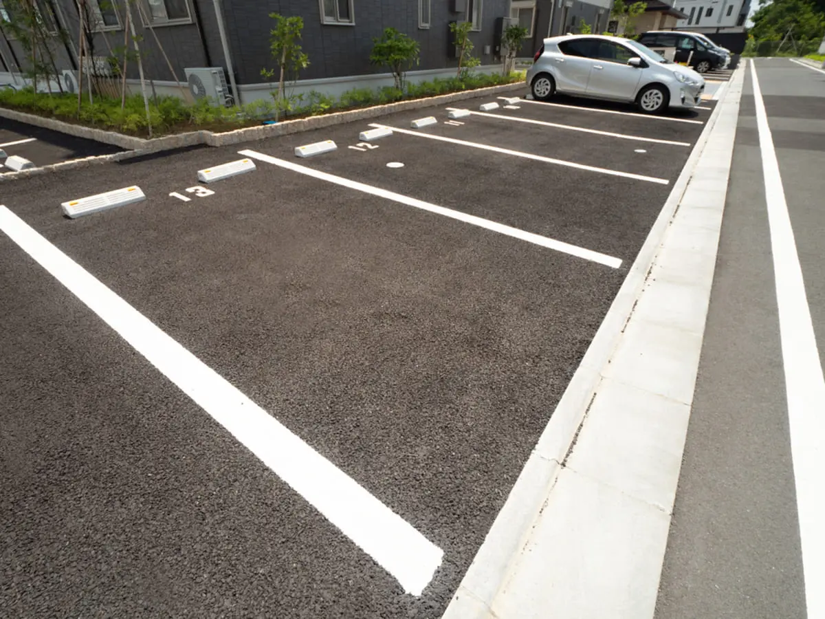 アパートの「月極駐車場」に“代車”を停めたら、警告の張り紙が！「罰金5万円」とのことですが“契約ナンバー”以外は駐車したらダメなんですか？ 契約違反になる理由とは
